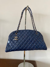 Charger l&#39;image dans la galerie, Sac Chanel Mademoiselle cuir brillant bleu jeans
