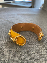 Charger l&#39;image dans la galerie, Bracelet Mords sur cuir jaune Hermès
