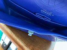 Charger l&#39;image dans la galerie, Sac Chanel 2.55 bleu électrique vernis
