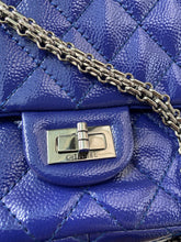 Charger l&#39;image dans la galerie, Sac Chanel 2.55 bleu électrique vernis

